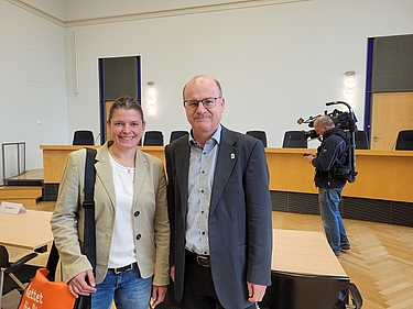 ÖDP-Chefin Agnes Becker und LBV-Vorsitzender Dr. Norbert Schäffer vor der Urteilsverkündung im Sitzungssaal des Verfassungsgerichtshofs in München.